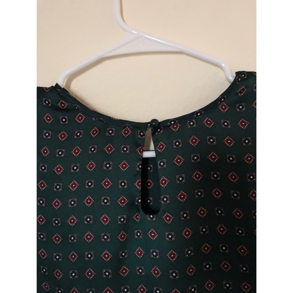 Green patterned blouse. - Picture 3 of 4